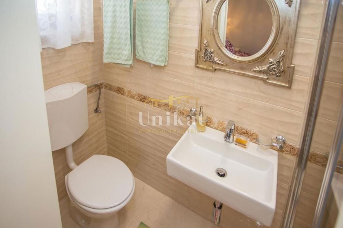 Bella casa al piano terra su un ampio terreno + possibilità di costruire un altro edificio